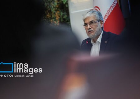 انتقاد وزیر علوم از تفسیرهای غلط درباره توکل بر خداوند و بدمصرفی منابع